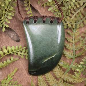 NZ Greenstone Medium Niho Taniwha Tooth Pendant (BM671) Kawakawa Pounamu