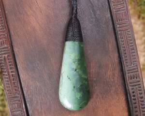 NZ Greenstone Medium Roimata Pendant (BK168) Kawakawa Pounamu