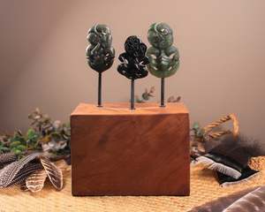 NZ GREENSTONE HEI TIKI SCULPTURE (J998)