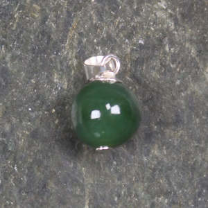NZ Greenstone Bead Pendant (BM395) Kawakawa Pounamu