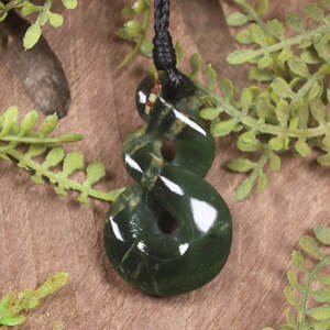 NZ Greenstone Small Twist Pendant (BW851) Rimu Pounamu