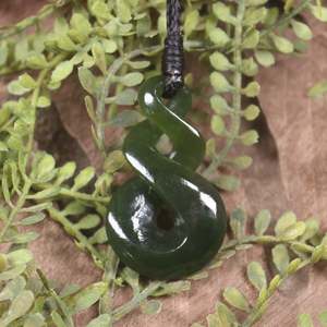 NZ Greenstone Small Twist Pendant (BW039) Kawakawa Pounamu