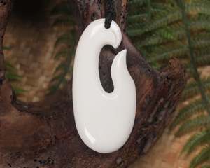 Bone Carvings Nz: NZ Bone Large Hei Matau Pendant (BB358)