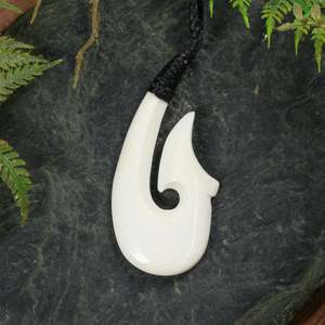 NZ Bone Small Hei Matau Pendant (BP825)
