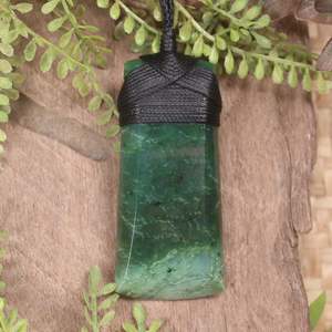 NZ Greenstone Medium Toki Pendant (BX925) Kawakawa Pounamu