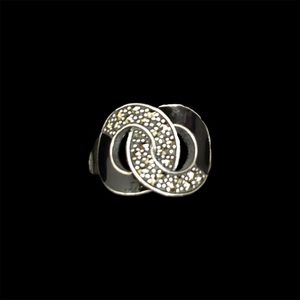 128891g - Sterling silver and enamel ring with 2 intertwined circles with marcas&hellip;