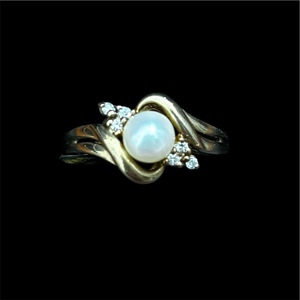 A8360 - 9ct pearl and diamond ring - Heritage Trading Company