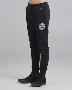Wear: THE MAD HUEYS GLOBAL YOUTH TRACKPANT BLACK