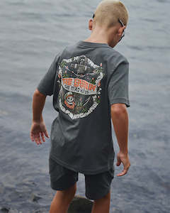 The Mad Hueys: THE MAD HUEYS - THE TIKI CAPTAIN YOUTH TEE CHARCOAL
