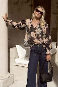 IVY + JACK REFINED PINTUCK TOP - Navy Peach Floral