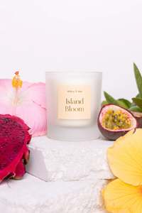 WILLOW & MAE SOY CANDLE - ISLAND BLOOM
