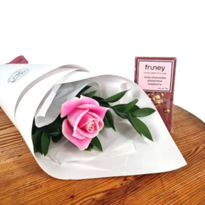 MOTHERS DAY – Single Pink Rose with Chocolate