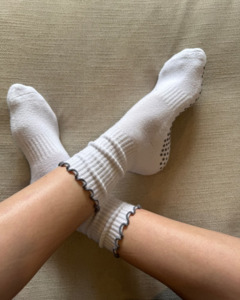 THE FRILLY Pilates Grip Socks