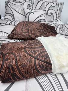 Kids faux fur Blanket & Pillowcase (the background blanket and pillows are not included)