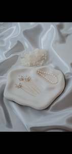 Bridal hair accessories: Kate Pins