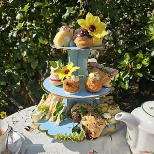 Takeaway high tea set