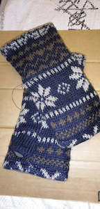 Handwear: Snowflake Wrist Warmers