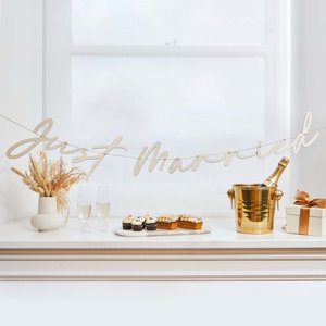 Garlands: Wooden Just Married Banner
