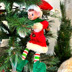 Living: Poseable Girl Elf