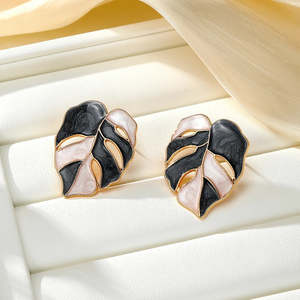 FME361 Monstera Leaf Black