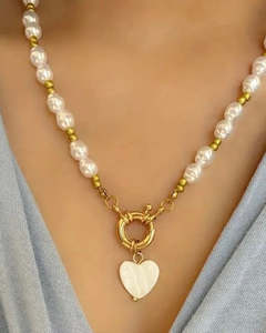 Jewelry: Faux Pearl Necklace Heart Pendant