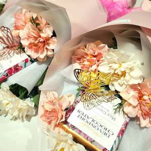 Mother's Day Berrys Bouquet [MILK CHOCOLATE, BERRIES AND MERINGUE]