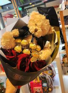 English Dutch Collections: Graduation 26cm Teddy Bouquet with Rose