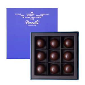 BENNETTS OF MANGAWHAI 9 WHOLE ROASTED HAZELNUT & CRISPY PRALINE IN DARK CHOCOLATE
