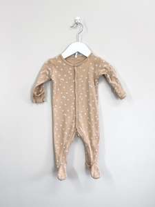 Quincy Mae Rylee Cru: Quincy Mae organic daisy onesie (3-6m)