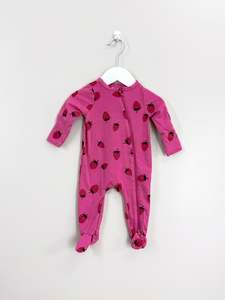 Teeny Weeny zipsuit - strawberries (0-3m)