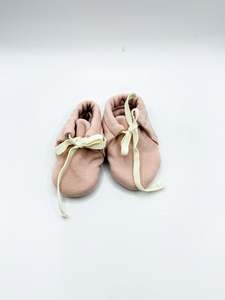 Quincy Mae organic booties (0-3m)