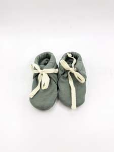 Quincy Mae organic booties (3-6m)