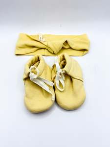 Quincy Mae organic booties + headband (3-6m)