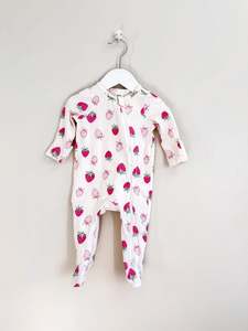 Baby Basics: Teeny Weeny zipsuit - strawberries (3-6m)