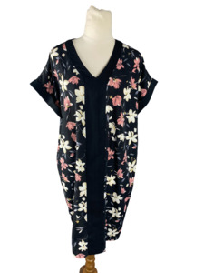 Democracy v-neck black floral midi dress | size 12