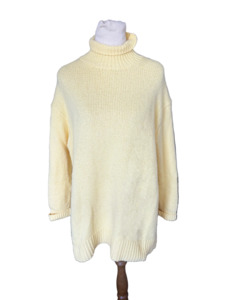 Uniqlo turtle neck jumper | size 8-10