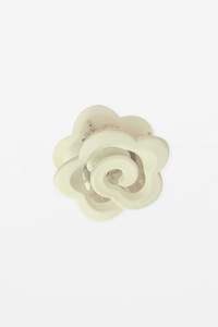 Accessorie: STELLA + GEMMA HAIR CLAW - MATT WHITE DAISY