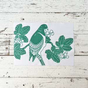 Aotearoa: Kereru & Berries Lens & Screen Cloth