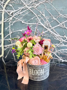 Gift Box: Blush and Bloom Gift Tin