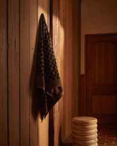 Bathroom: ROMAN POOL TOWEL - TABAC & NOIR