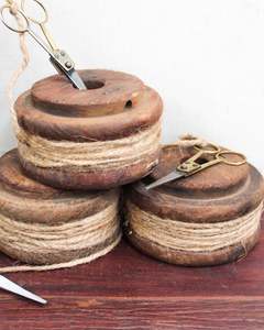 VINTAGE INDIAN BOBBIN WITH SCISSORS