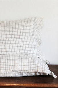 LE LIN STD PILLOWCASE SET RUFFLE - CINNAMON GRID