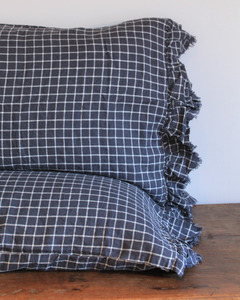 LE LIN STD PILLOWCASE SET RUFFLE - NAVY GRID