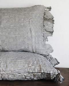 LE LIN STD PILLOWCASE SET RUFFLE - CHARCOAL STRIPE