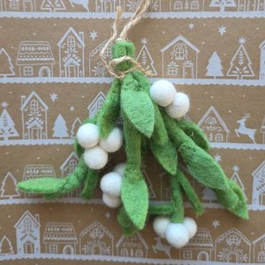 Christmas: Felt Mistletoe