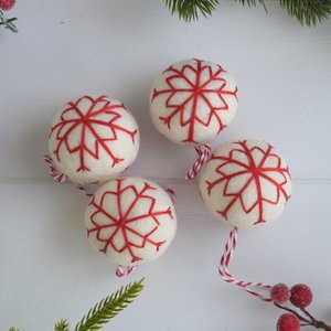 Christmas: White Embroidered Snowflake Balls - Set of 4