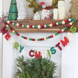 Christmas Garlands: Merry Christmas Traditional