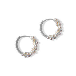 Jewellery Pearls: Silver Perle Twisted Pearl Petite Hoop Earring