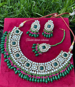 Green choker / necklace set in mirror ( high quality )