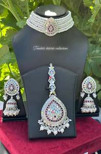 Silver choker / necklace set in mirror in purple colour